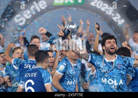 Como, Italia. 10 maggio 2024. Como 1907 festeggia la promozione in serie A con il trofeo di seconda classificata di serie BKT dopo la partita di serie B allo Stadio Giuseppe Sinigaglia, Como. Il credito per immagini dovrebbe essere: Jonathan Moscrop/Sportimage Credit: Sportimage Ltd/Alamy Live News Foto Stock