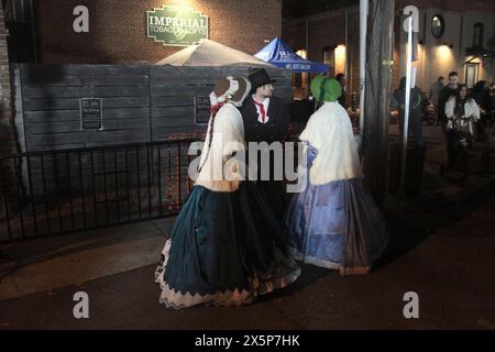 I Reenactor si vestirono in abiti del XVIII secolo in Virginia, Stati Uniti Foto Stock