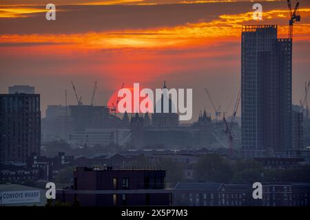 Londra, Regno Unito. 10 maggio 2024. Meteo nel Regno Unito: Drammatico tramonto rosso profondo vicino alla cattedrale di St. Paul e al Tower Bridge. Il prossimo sabato potrebbe essere il giorno più caldo dell'anno finora. Secondo le previsioni, le temperature aumenteranno nel corso della settimana prima di arrivare a un picco nel fine settimana, con condizioni per lo più chiare previste in tutto il Regno Unito. Crediti: Guy Corbishley/Alamy Live News Foto Stock