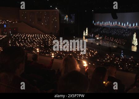 Persone che tengono in mano candele accese durante il servizio natalizio presso la chiesa battista di Thomas Road a Lynchburg, Virginia, USA Foto Stock