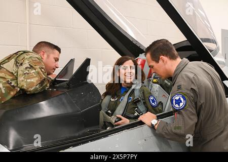 Eastover, Stati Uniti. 5 maggio 2024. La Rep. Statunitense Nancy Mace, a sinistra, mostra come allacciarsi al sedile posteriore all'interno di un addestratore di volo prima di partire per un volo di orientamento su una U. F-16 della S Air Force con piloti del 169th Fighter Wing, presso McEntire Joint National Guard base, 5 maggio 2024, a Eastover, Carolina del Sud. Credito: SSgt. Mackenzie Bacalzo/U. S Air Force/Alamy Live News Foto Stock