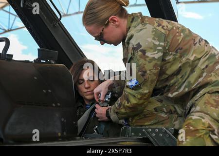 Eastover, Stati Uniti. 5 maggio 2024. La Rep. Statunitense Nancy Mace è legata al sedile posteriore di una U. F-16 della S Air Force prima di partire per un volo di orientamento durante una visita al 169th Fighter Wing, presso McEntire Joint National Guard base, 5 maggio 2024, a Eastover, Carolina del Sud. Credito: SSgt. Mackenzie Bacalzo/U. S Air Force/Alamy Live News Foto Stock