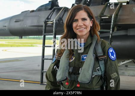 Eastover, Stati Uniti. 5 maggio 2024. La Rep. Statunitense Nancy Mace indossa una tuta da volo accanto a una U. F-16 della S Air Force prima di partire per un volo di orientamento durante una visita al 169th Fighter Wing, presso McEntire Joint National Guard base, 5 maggio 2024, a Eastover, Carolina del Sud. Credito: SSgt. Mackenzie Bacalzo/U. S Air Force/Alamy Live News Foto Stock