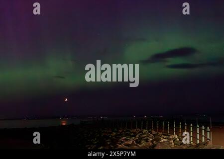 Heysham, Lancashire, Regno Unito. 11 maggio 2024. NNI Northern Lights Across the Bay credito: PN News/Alamy Live News Foto Stock