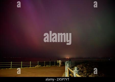 Heysham, Lancashire, Regno Unito. 11 maggio 2024. NNI Northern Lights Across the Bay credito: PN News/Alamy Live News Foto Stock