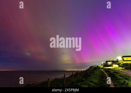 Aurora Boreale sulla costa meridionale dell'Inghilterra il 10 maggio 2024 Foto Stock