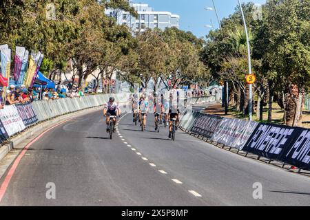 Città del Capo, Sud Africa, 12.03.2023, gara ciclistica di città del capo. gruppo di ciclisti che corre per strada Foto Stock