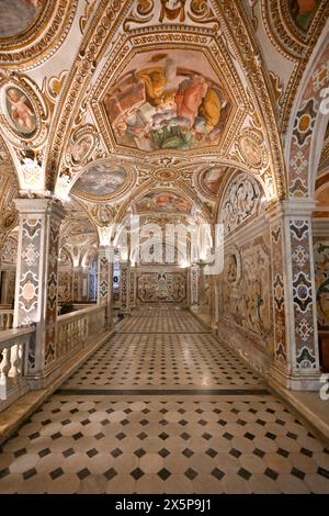 Salerno, Italia - 4 agosto 2023: La colorata Cripta nel Duomo di Salerno, Campania, Italia. Foto Stock