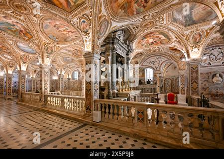 Salerno, Italia - 4 agosto 2023: La colorata Cripta nel Duomo di Salerno, Campania, Italia. Foto Stock