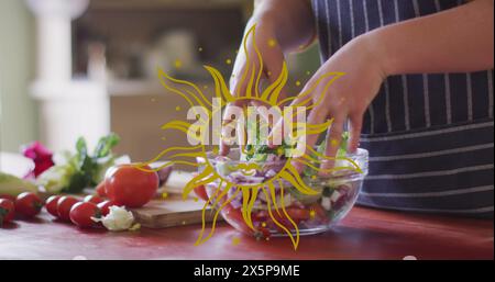 Immagine dell'icona del sole sulle mani che fanno insalata sana Foto Stock