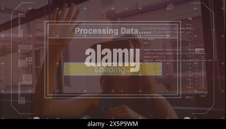Immagine dell'interfaccia con l'elaborazione dei dati su una donna caucasica che indossa un visore vr Foto Stock