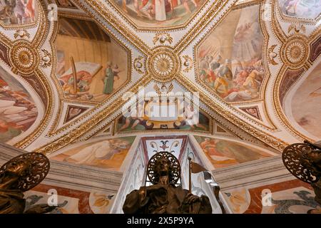 Salerno, Italia - 4 agosto 2023: La colorata Cripta nel Duomo di Salerno, Campania, Italia. Foto Stock