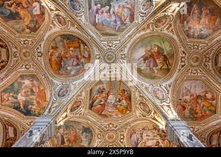 Salerno, Italia - 4 agosto 2023: La colorata Cripta nel Duomo di Salerno, Campania, Italia. Foto Stock