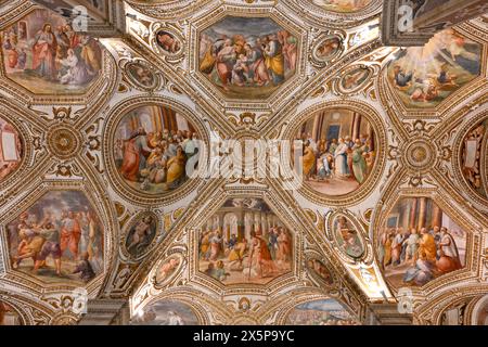 Salerno, Italia - 4 agosto 2023: La colorata Cripta nel Duomo di Salerno, Campania, Italia. Foto Stock