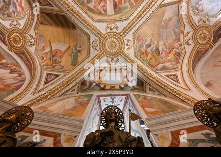 Salerno, Italia - 4 agosto 2023: La colorata Cripta nel Duomo di Salerno, Campania, Italia. Foto Stock