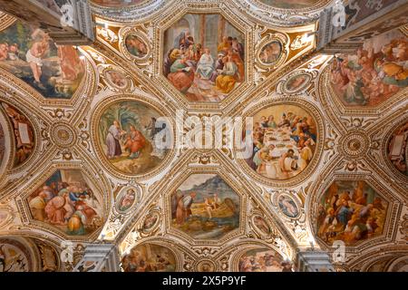 Salerno, Italia - 4 agosto 2023: La colorata Cripta nel Duomo di Salerno, Campania, Italia. Foto Stock