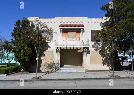 WHITTIER, CALIFORNIA - 28 APR 2024: Edificio di appartamenti Suttered nell'Uptown Whittier. Foto Stock