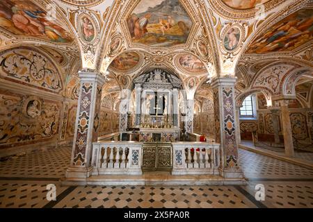 Salerno, Italia - 4 agosto 2023: La colorata Cripta nel Duomo di Salerno, Campania, Italia. Foto Stock