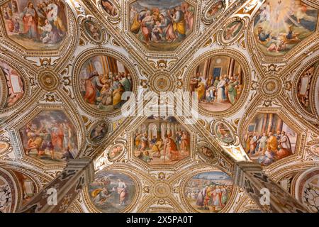 Salerno, Italia - 4 agosto 2023: La colorata Cripta nel Duomo di Salerno, Campania, Italia. Foto Stock