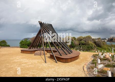 Opere d'arte pubbliche di Signal Fire sul Curl Curl fino alla passeggiata sulla spiaggia di Freshwater, nella riserva del parco di Mckillop, Sydney, NSW, Australia Foto Stock