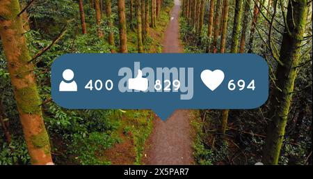 Immagine di icone dei social media sulla bolla di discorso sopra la vista aerea dell'uomo caucasico che corre nella foresta Foto Stock