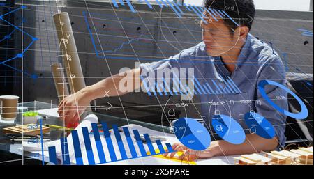 Immagine di grafici, equazioni matematiche e diagrammi, architetto asiatico che usa la calcolatrice in ufficio Foto Stock