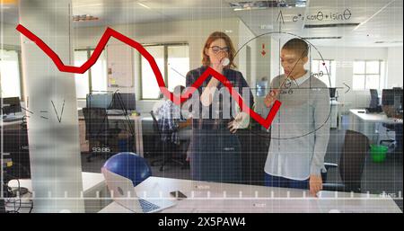 Immagine del grafico, equazioni matematiche, diagrammi, diverse architetti femminili che discutono del progetto Foto Stock