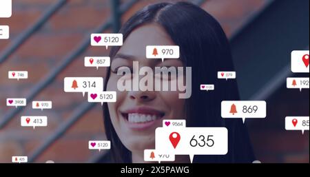 Immagine di numeri che cambiano, icone nelle barre di notifica, ritratto di donna birazziale sorridente Foto Stock