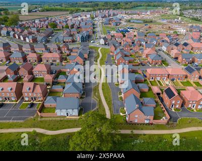 Scatto ad angolo alto per catturare il layout e il design di una moderna area residenziale suburbana Foto Stock