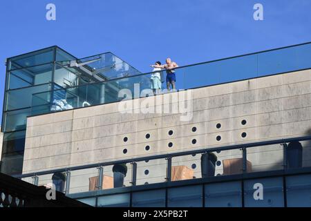 Due visitatori alle famose terme che si godono la vista della città dal tetto delle terme Foto Stock