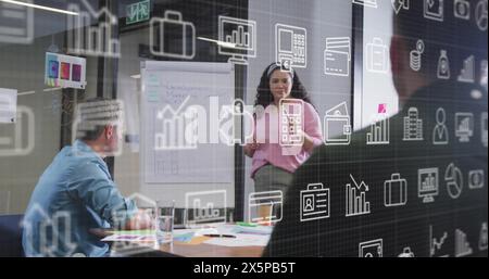 Immagine di più icone, manager donna diversificata che spiega i rapporti ai colleghi sulla lavagna bianca Foto Stock