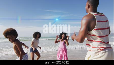 Immagine di punti luce sulla famiglia afroamericana in spiaggia Foto Stock