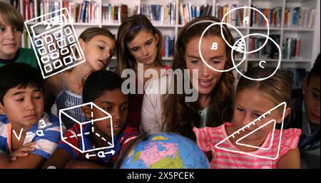 Immagine di icone di concetto scolastico su insegnante donna caucasica e studenti che studiano con il globo Foto Stock