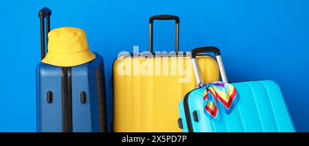 Valigie e accessori da spiaggia in valigia su sfondo blu. Concetto di viaggio Foto Stock