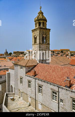 Sottile torre sopra il monastero domenicano all'interno della città vecchia di Dubrovnik, Croazia Foto Stock