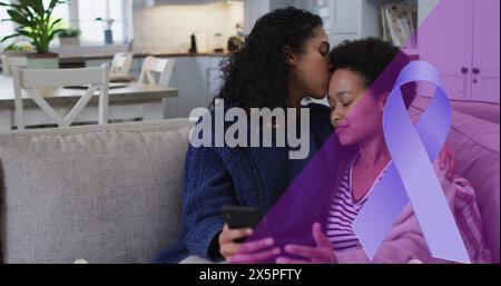 Immagine del nastro viola su diverse donne che abbracciano e sostengono sul divano Foto Stock