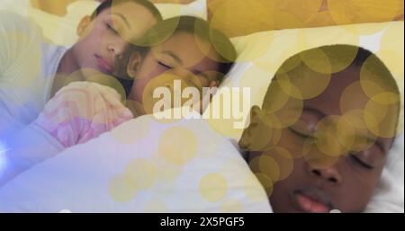 Immagine di puntini che si muovono sopra la madre e i bambini afroamericani addormentati Foto Stock