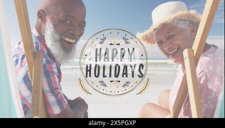 Immagine di buone vacanze sulla spiaggia di una coppia di anziani felice e variegata Foto Stock