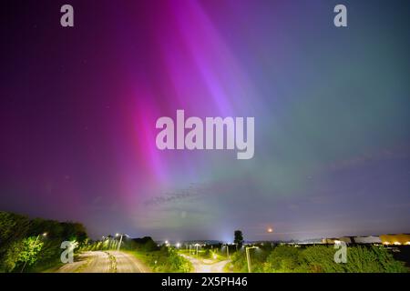 Watford, Regno Unito, 10 maggio 2024, l'aurora boreale ha preso il controllo dei cieli del Regno Unito stasera. L'Aurora era uno spettacolo incredibile che illuminava il cielo notturno. Una volta in vent'anni di esperienza, dopo che gli esperti meteorologici avevano emesso un raro avvertimento di grave tempesta geomagnetica (G4). Un'espulsione di massa coronale si è verificata sul sole pochi giorni e ha inviato una forte tempesta solare verso la terra, Andrew Lalchan Photography/Alamy Live News Foto Stock