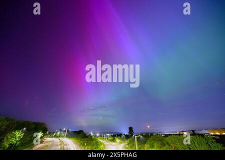 Watford, Regno Unito, 10 maggio 2024, l'aurora boreale ha preso il controllo dei cieli del Regno Unito stasera. L'Aurora era uno spettacolo incredibile che illuminava il cielo notturno. Una volta in vent'anni di esperienza, dopo che gli esperti meteorologici avevano emesso un raro avvertimento di grave tempesta geomagnetica (G4). Un'espulsione di massa coronale si è verificata sul sole pochi giorni e ha inviato una forte tempesta solare verso la terra, Andrew Lalchan Photography/Alamy Live News Foto Stock