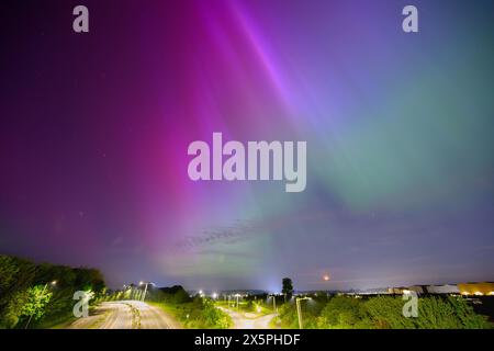 Watford, Regno Unito, 10 maggio 2024, l'aurora boreale ha preso il controllo dei cieli del Regno Unito stasera. L'Aurora era uno spettacolo incredibile che illuminava il cielo notturno. Una volta in vent'anni di esperienza, dopo che gli esperti meteorologici avevano emesso un raro avvertimento di grave tempesta geomagnetica (G4). Un'espulsione di massa coronale si è verificata sul sole pochi giorni e ha inviato una forte tempesta solare verso la terra, Andrew Lalchan Photography/Alamy Live News Foto Stock