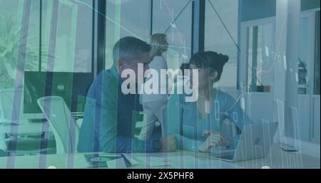 Immagine di grafici e numeri su diversi colleghi che discutono di report su notebook in ufficio Foto Stock