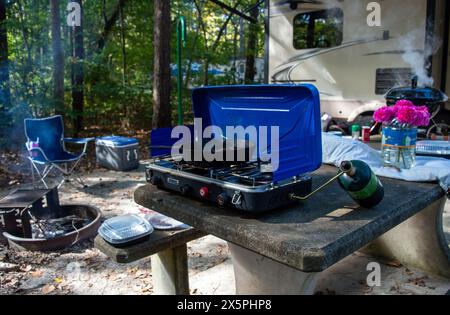 Una piccola stufa portatile a gas propano a due fuochi è una comoda fonte di calore per la cucina all'aperto nel campeggio nello splendido stato di Ark Foto Stock