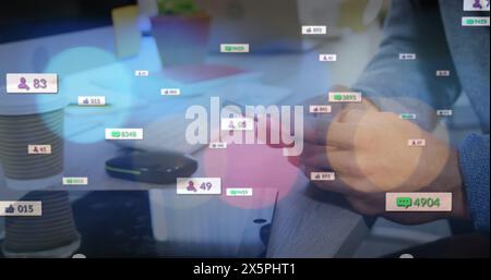 Immagine delle icone dei social media e dei punti di luce in mezzo alla sezione dell'uomo d'affari che utilizza lo smartphone Foto Stock