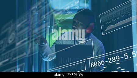 Immagine di grafici, barre di caricamento, cerchi, uomo afro-americano che controlla il server utilizzando un computer portatile Foto Stock