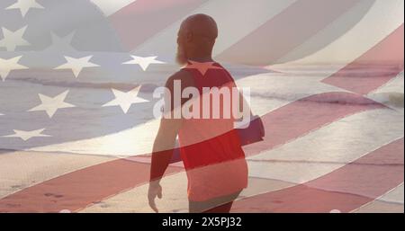 Immagine della bandiera degli stati uniti su un uomo afroamericano anziano con tappetino yoga sulla spiaggia Foto Stock