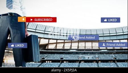 Immagine di icone dei social media che fluttuano su una parte bassa dell'uomo d'affari contro lo stadio sportivo Foto Stock