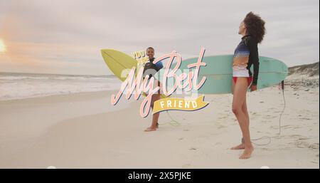 Immagine del testo del mio migliore amico su amici femminili felici e diversi con tavole da surf Foto Stock