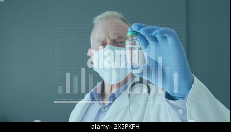 Immagine di grafici a barre che si spostano su un medico caucasico senior in una fiala riempita con liquido agitato con maschera Foto Stock