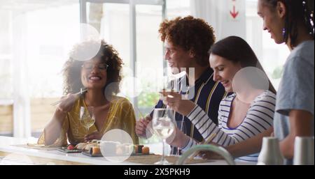 Immagine di faretti bianchi su diversi amici che bevono al bar Foto Stock